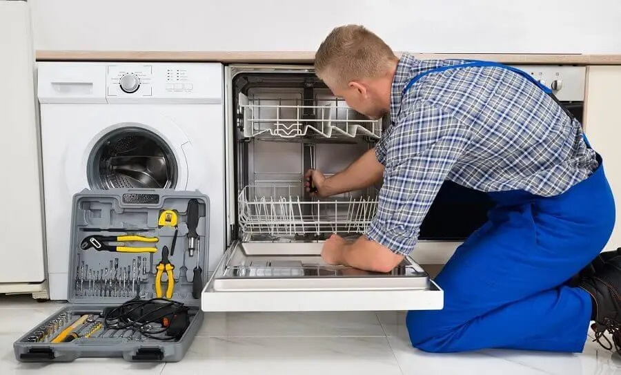 Kalecik Finlux servisi teknisyen ekibi beyaz eşya tamiri yaparken